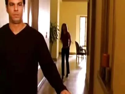 דוכן פרטי לפורנו פורנו ישראלי חדש בעל פה, שבו גברים שמנים מקבלים אורגזמה.