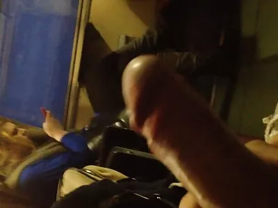אפרוח רוסי מצלמות סקס ישראליות מרחיק את הכוס שלה עם דילדו, משמיע גניחות מרגשות.
