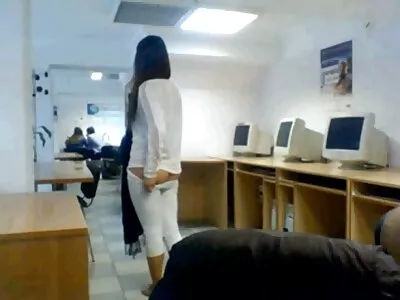 אפרוח רזה הורידה את הגרביונים כדי למשש את הכוס שלה. סקס ישראלי חינם חדש