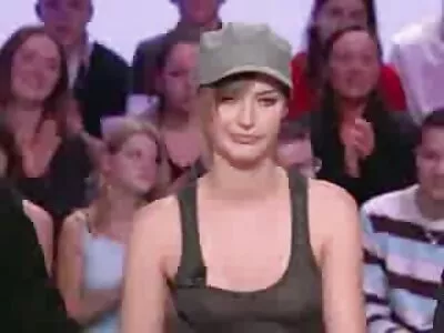 עוזרת טרנס במדים סקס ישראלי ברכב מזיין יפה בתחת עם הבעלים.