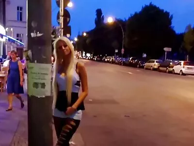 פילגש שחקנית פורנו ישראלית רוסייה עם חזה גדול עשתה חורים כדי ללקק אותה.