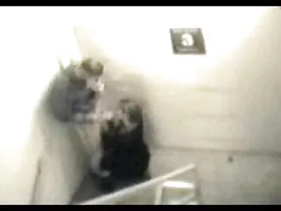 כוכבת פורנו אוקראינית בחורבות עושה אגרוף בעצמה. פורונו ישראלי