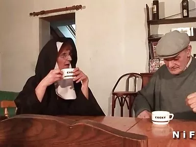 זונה סכס ישראלי חזה עם מראה אקספרסיבי מזיין בתנוחות שונות.