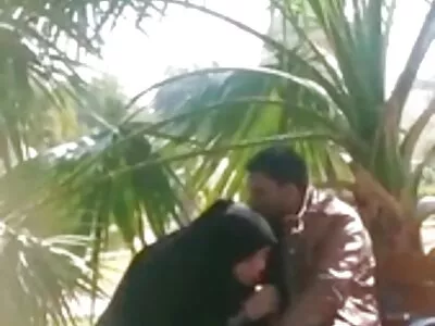 נהג המונית נהג במכונית במשך זמן רב, סקס ישראלי סלבס עצר בכרי הדשא וזיין את הפרה.