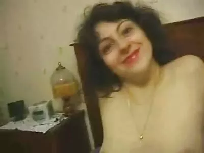 אפרוח עם כיכרות לבנות שחקנית פורנו ישראלית גדולות קיבל זין בפה וזיין אותה.