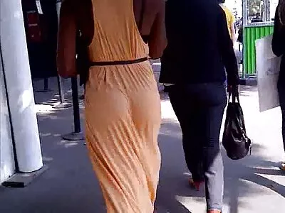 שי לארן התפשטה לעיני הקהל פורנן ישראלי כדי להראות את שדיה הגדולים.