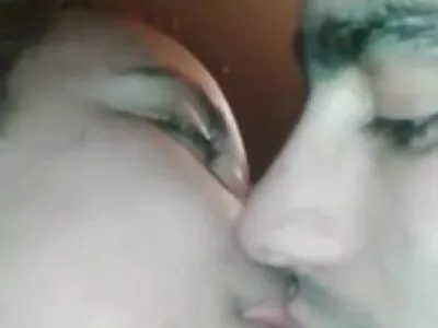 אפרוח רוסי סקס צאט ישראל הוריד את השמלה הירוקה שלה וזיין בתחת.