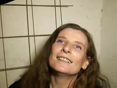 תלמידה כהה עור מהודו מצצה את הזין של המורה ומסגרת את הכוס שלה. כוכבות פורנו ישראליות