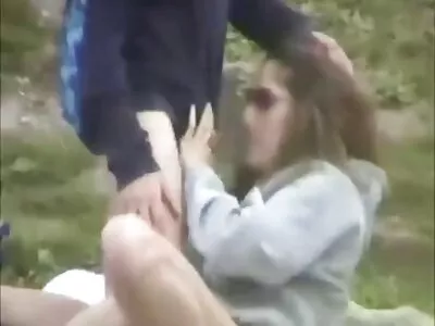 אישה רזה מושיטה את הכוס שלה על הספה, פורשת פורנו ישראלי להורדה את רגליה.