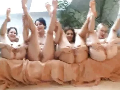 בחורה וולגרית חולמת להזיין על כוכבות פורנו ישראליות ידי גבר שחור וחברו הלבן.
