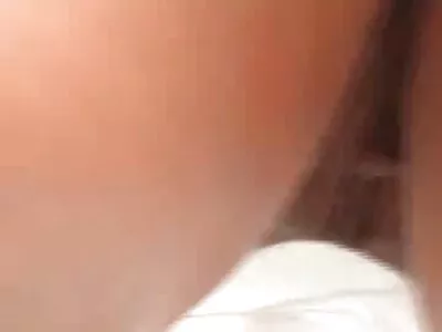 אפרוח בגרביים עומד דוגיסטייל מול סקס ישראלי שרון המצלמה ומקבל אגרוף.