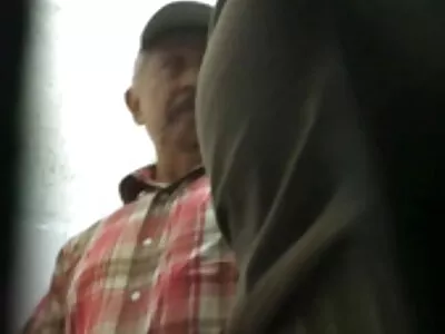 שמאלה מזדיינת את עצמה עם דילדו כשהיא פורנו ישראלי חדש לובשת שמלת כלה.