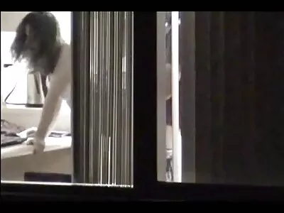 בחורה רוסית עם תחת צמוד גמר בחדר כוכבות פורנו ישראליות השינה עם דילדו כחול.