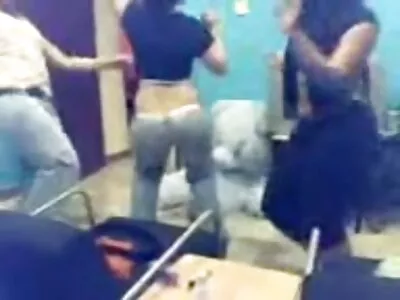 גוזל טרנסי ג'ינג'י מזיין עם בחור והולך סקס ישראלי סלבס לשחות במקלחת.
