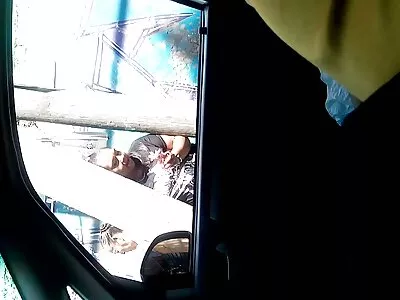 בחור ביישן דפק שני אפרוחים רוסים בתחת פורנו ישראלי 2019 על הספה.